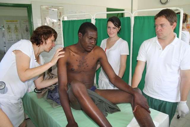 studenti medicíny v Itibu při ošetřování pacienta