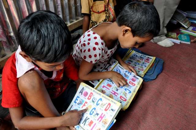 Vzdělávání bangladéšských dětí ve slumu Čalantika