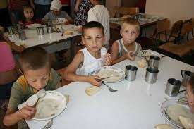 Děti v jídelně v Mukačevu