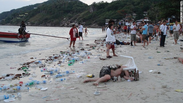 Výjev z filmu Gringo Trails, zachycující ráno po jedné z vyhlášených "Full Moon Party" na thajském ostrově Koh Phangan