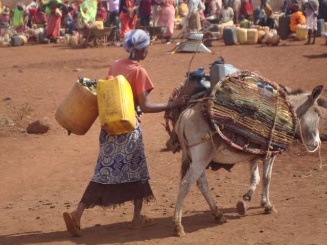 Fatima spěchá pro vodu k jednomu z distribučních míst